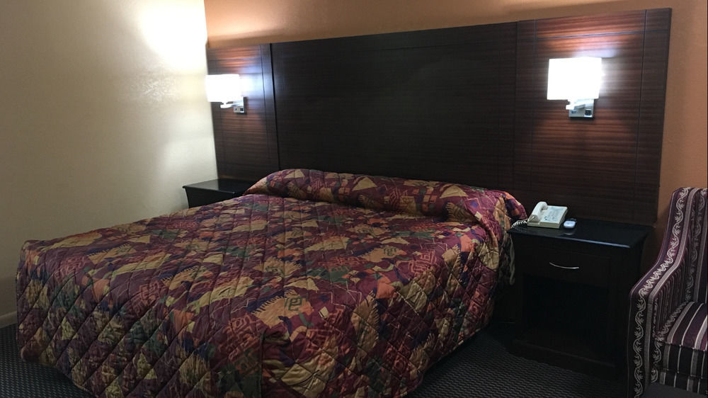 Redwood Inn - White Hall Luaran gambar